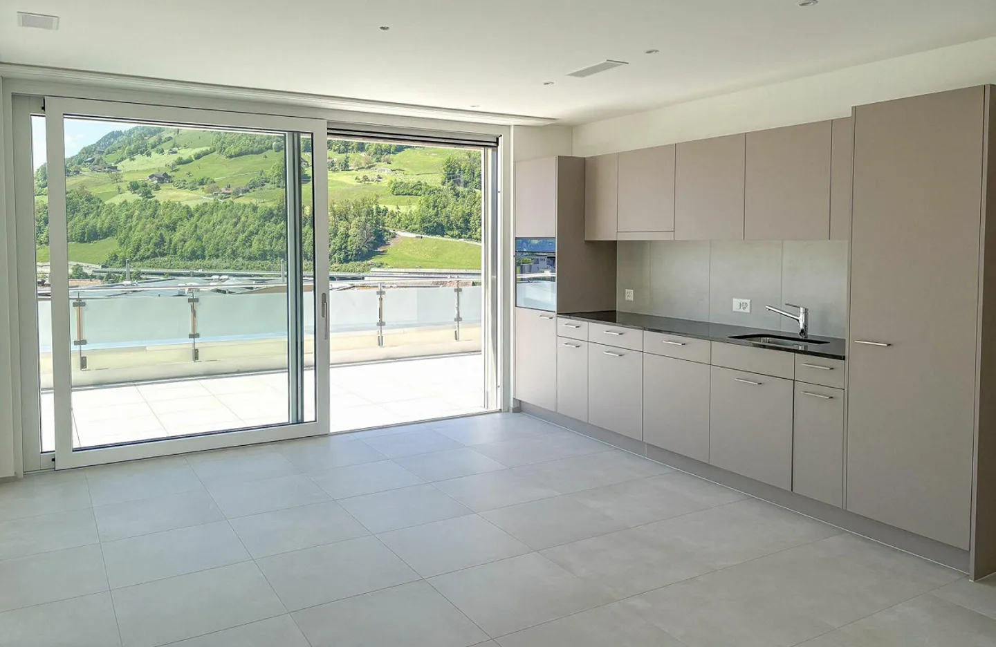 Prima locazione: appartamento attico di 3,5 locali con vista sul lago e sulle montagne - Foto 2 di 14