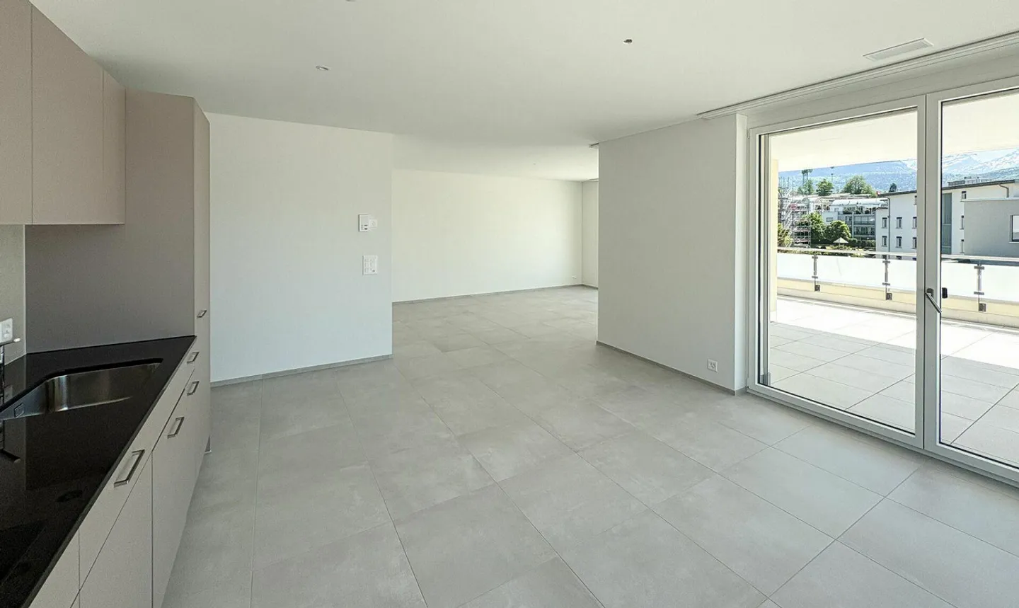 Prima locazione: appartamento attico di 3,5 locali con vista sul lago e sulle montagne - Foto 3 di 14