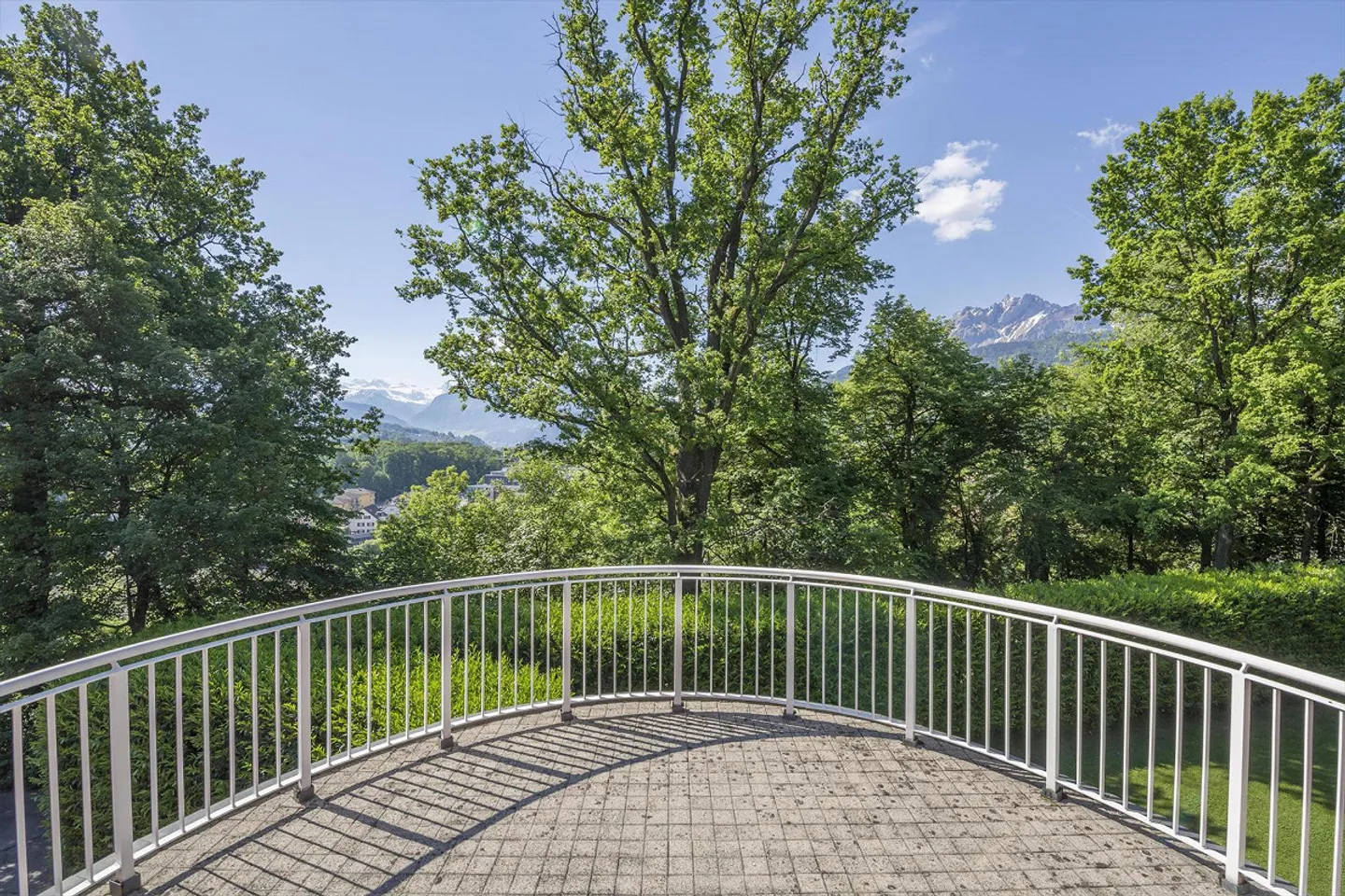 Exklusives Einfamilienhaus mit Garten - Foto 2 von 6