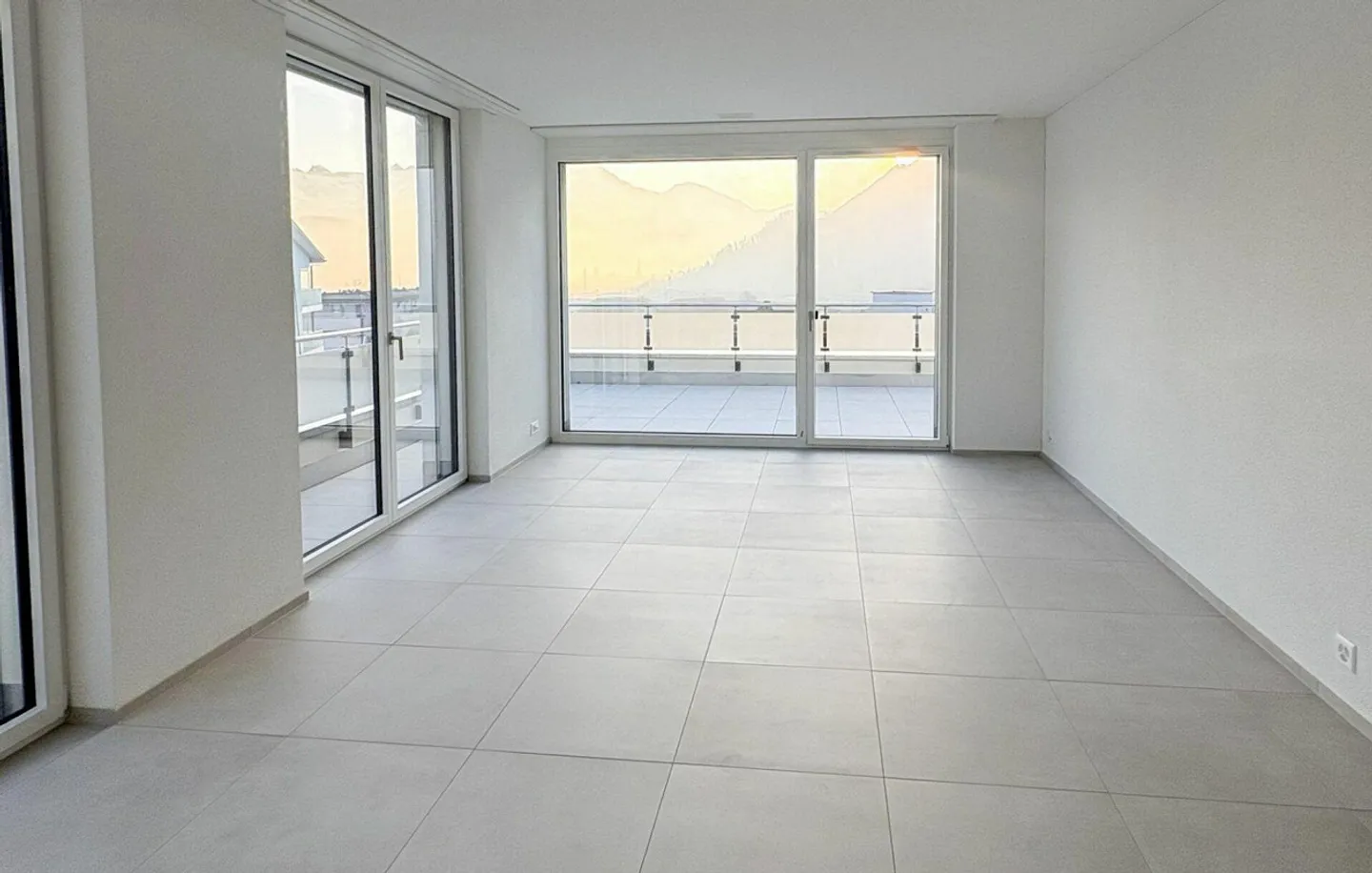 Prima locazione: appartamento attico di 3,5 locali con vista sul lago e sulle montagne - Foto 8 di 14