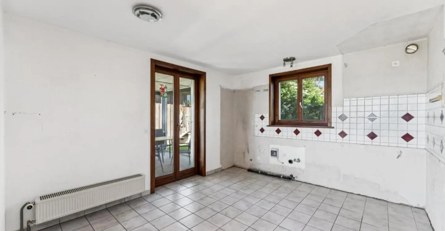 House to renovate with great potential - Photo 7 of 12