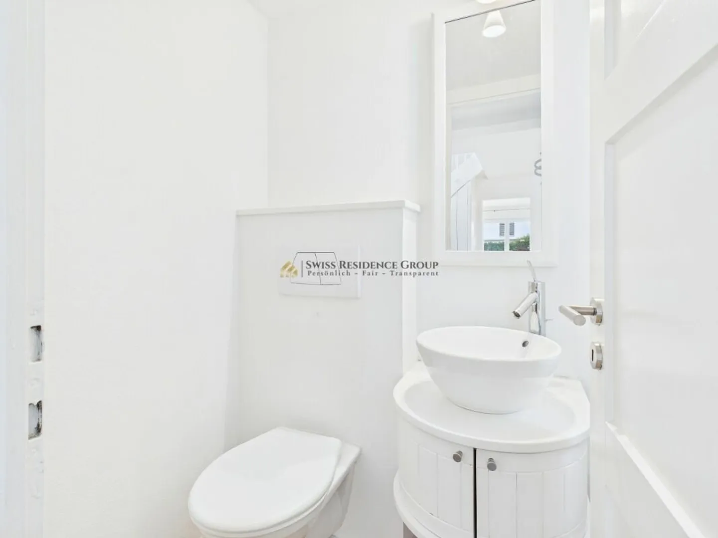 Lovingly renovated semi-detached house with idyllic private garden - Photo 13 of 18