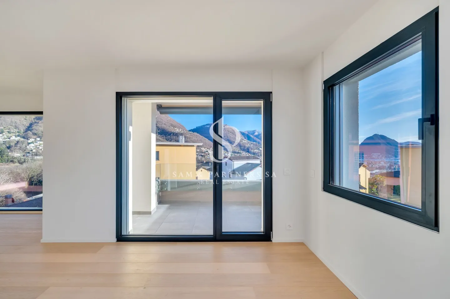 Penthouse with Lake View - Photo 3 of 12