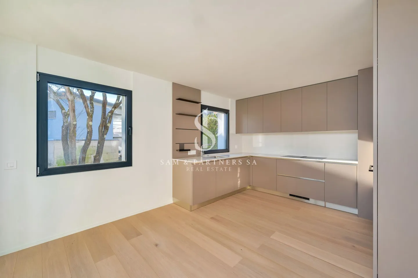 Penthouse with Lake View - Photo 4 of 12