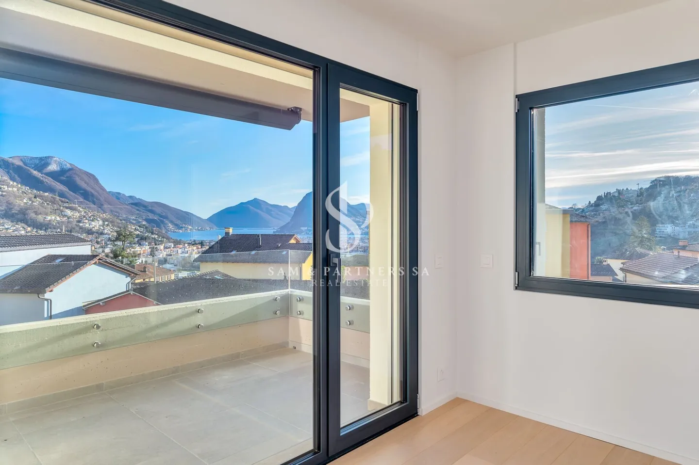 Penthouse with Lake View - Photo 5 of 12