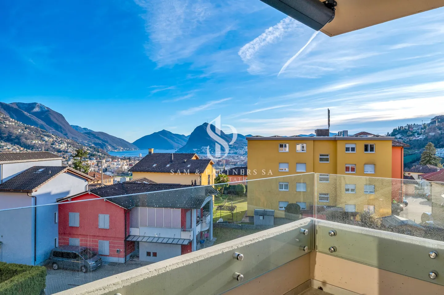 Penthouse with Lake View - Photo 6 of 12