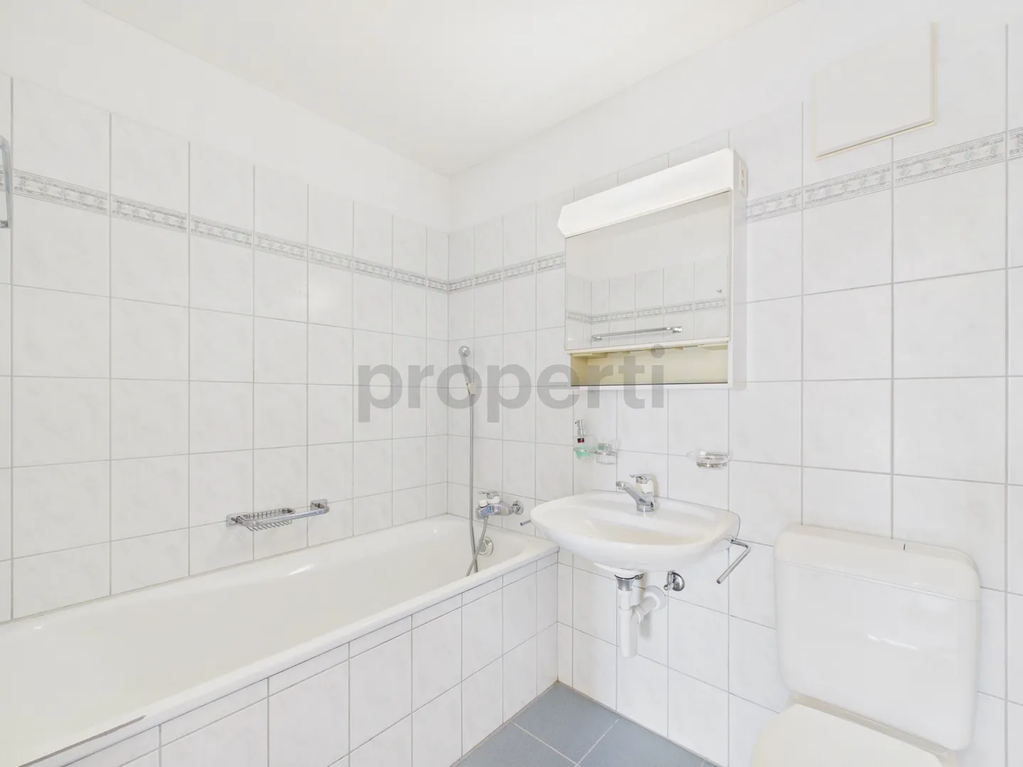 Charming Apartment with Terrace - Photo 10 of 12