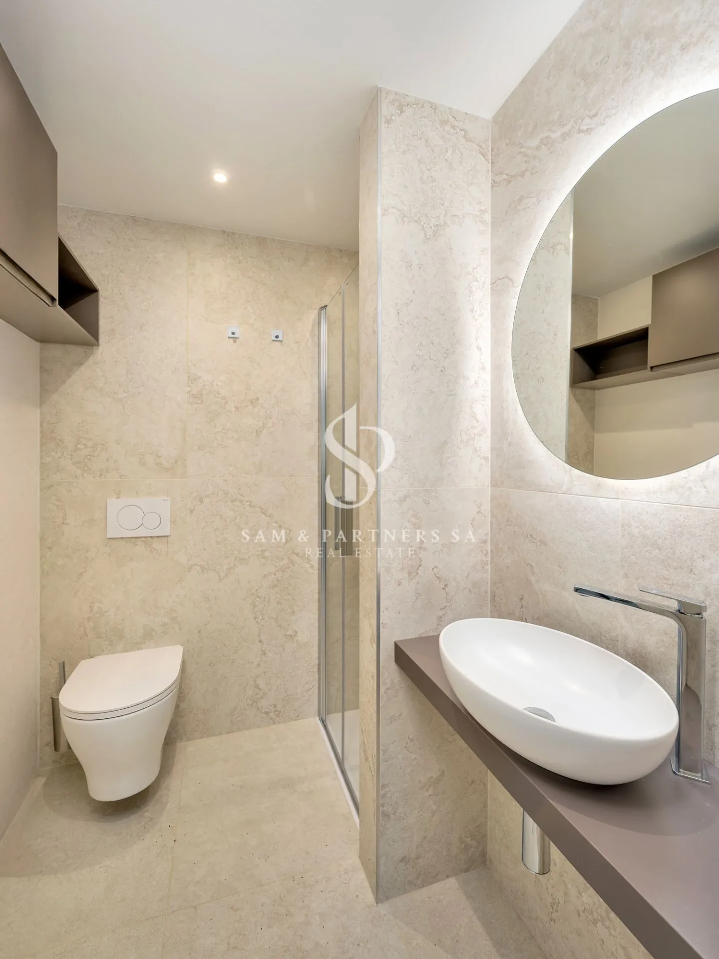 Penthouse with Lake View - Photo 8 of 12