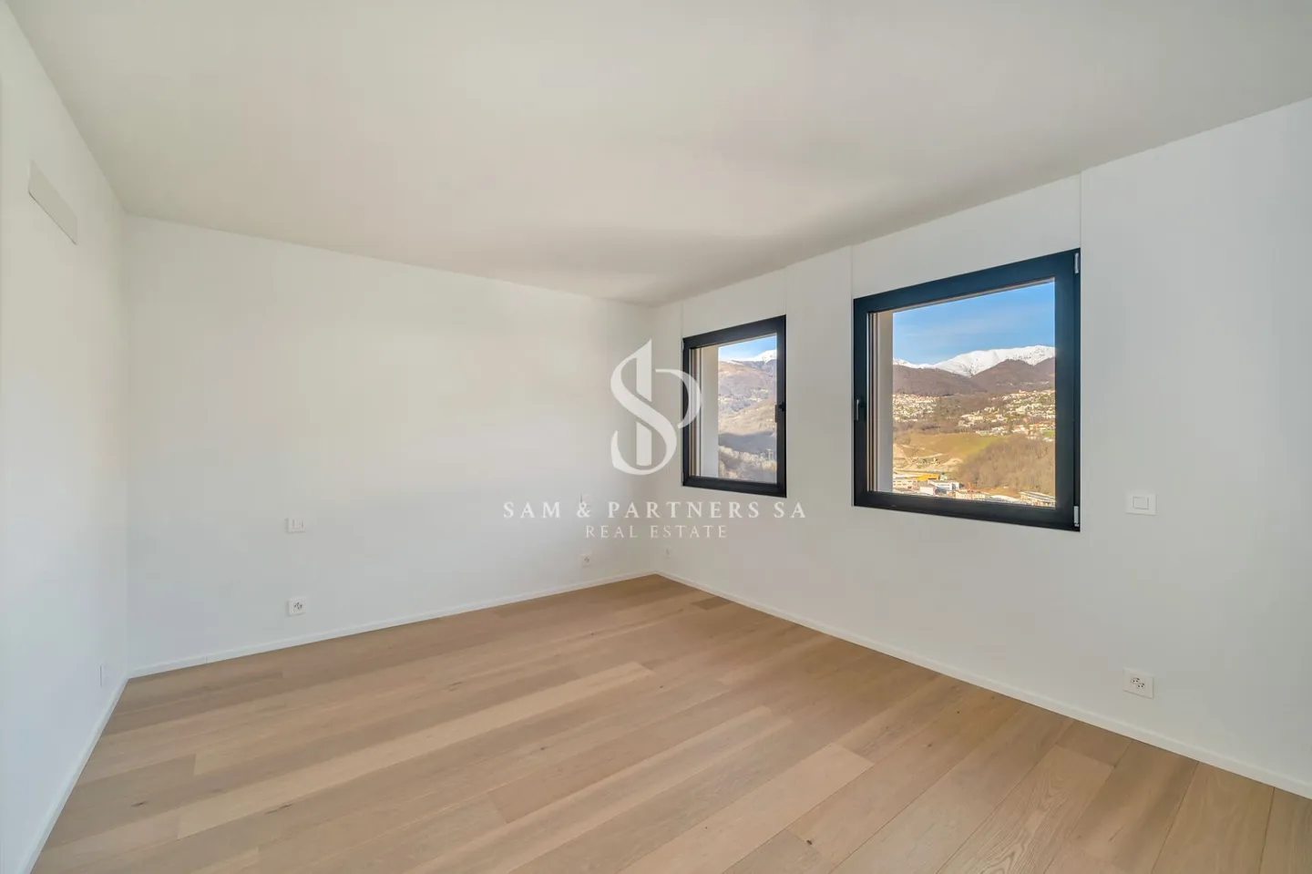 Penthouse with Lake View - Photo 9 of 12