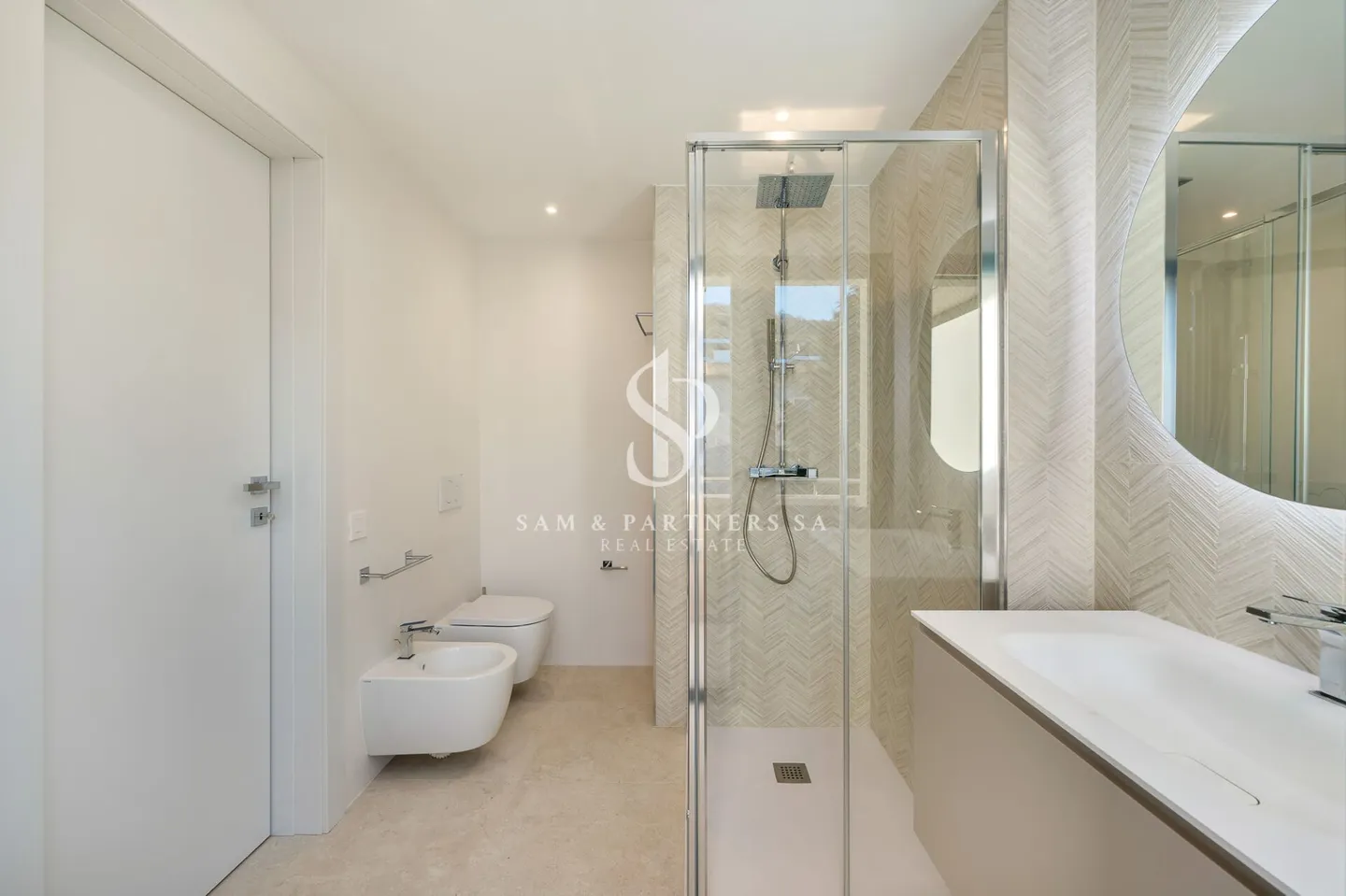 Penthouse with Lake View - Photo 10 of 12