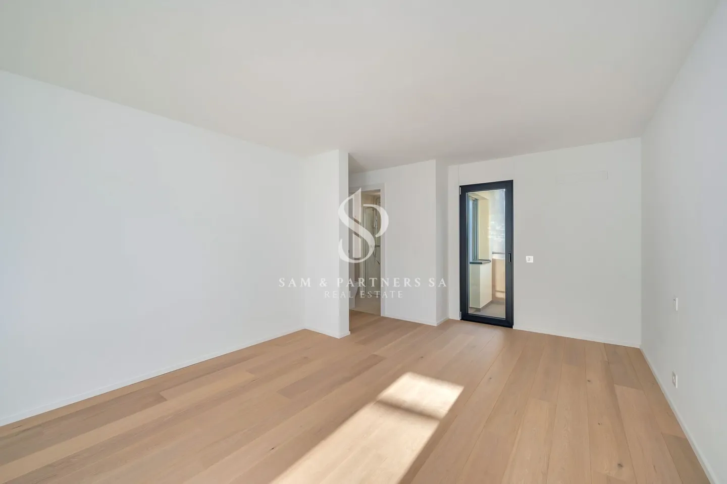 Penthouse with Lake View - Photo 11 of 12