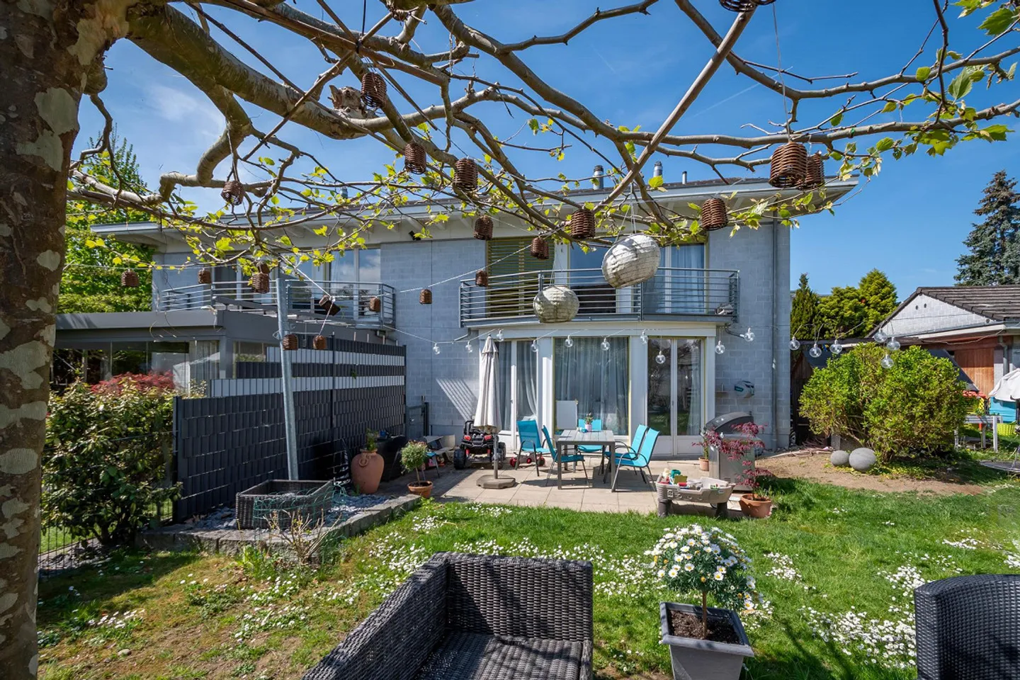 Casa bifamiliare con ampio spazio esterno - Foto 4 di 12