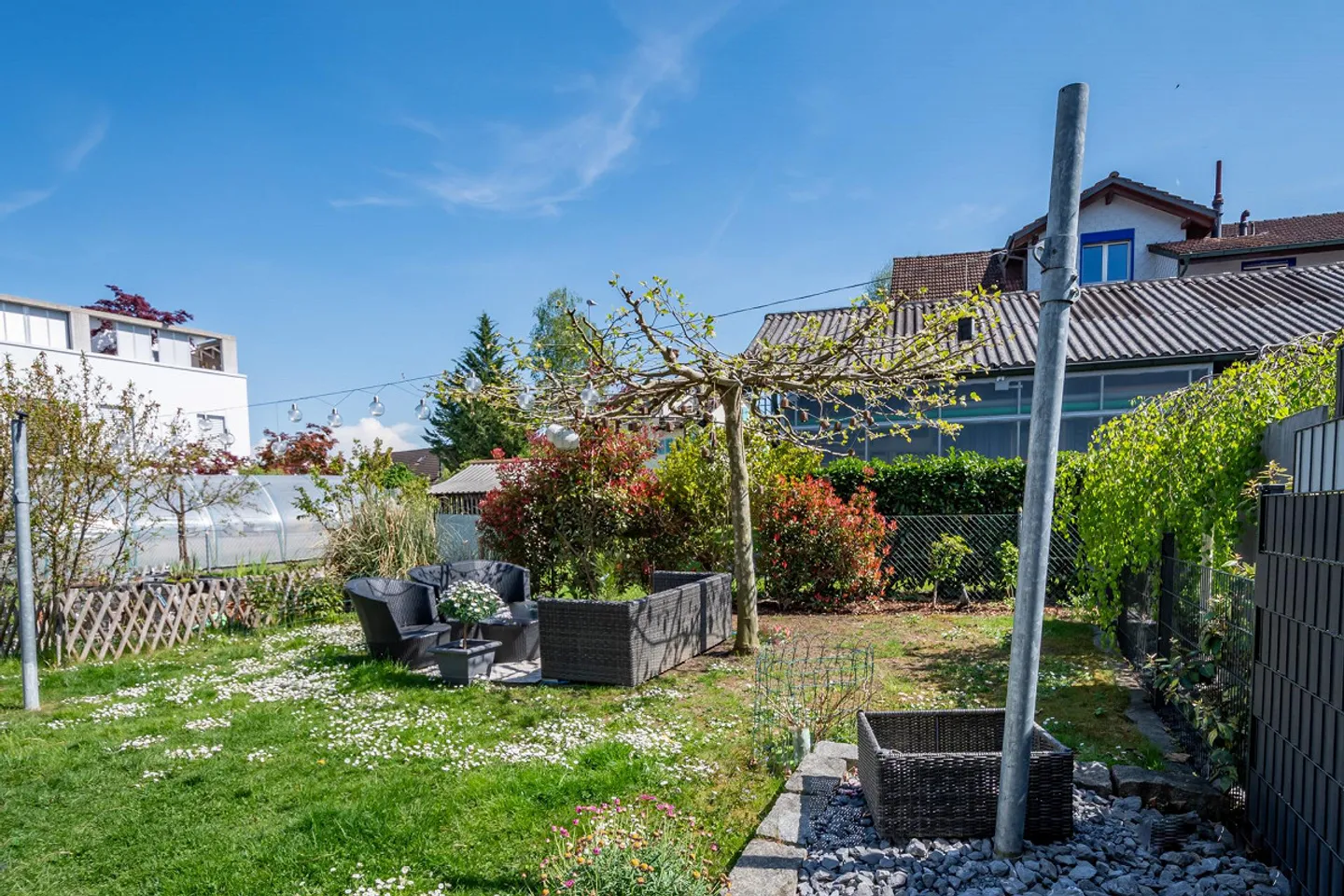 Casa bifamiliare con ampio spazio esterno - Foto 5 di 12