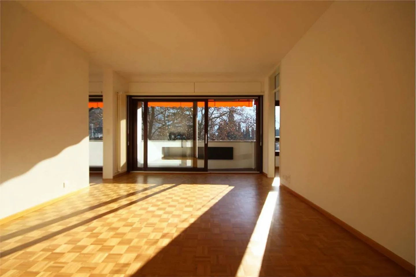 Spacious apartment in a condominium facing the lake with swimming pools - Photo 3 of 13