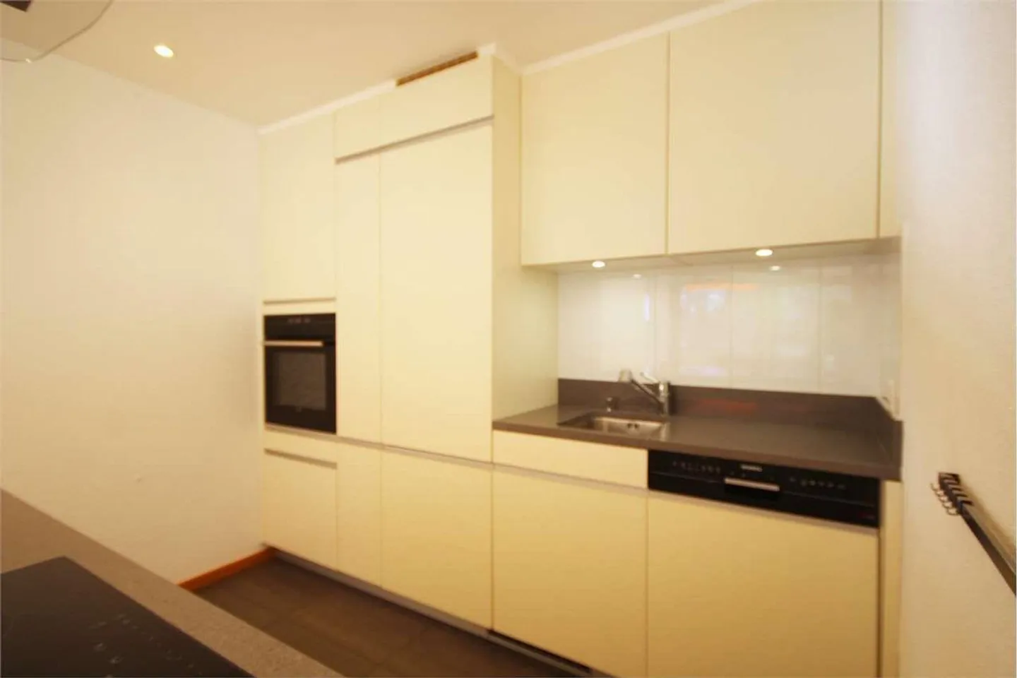 Spacious apartment in a condominium facing the lake with swimming pools - Photo 5 of 13