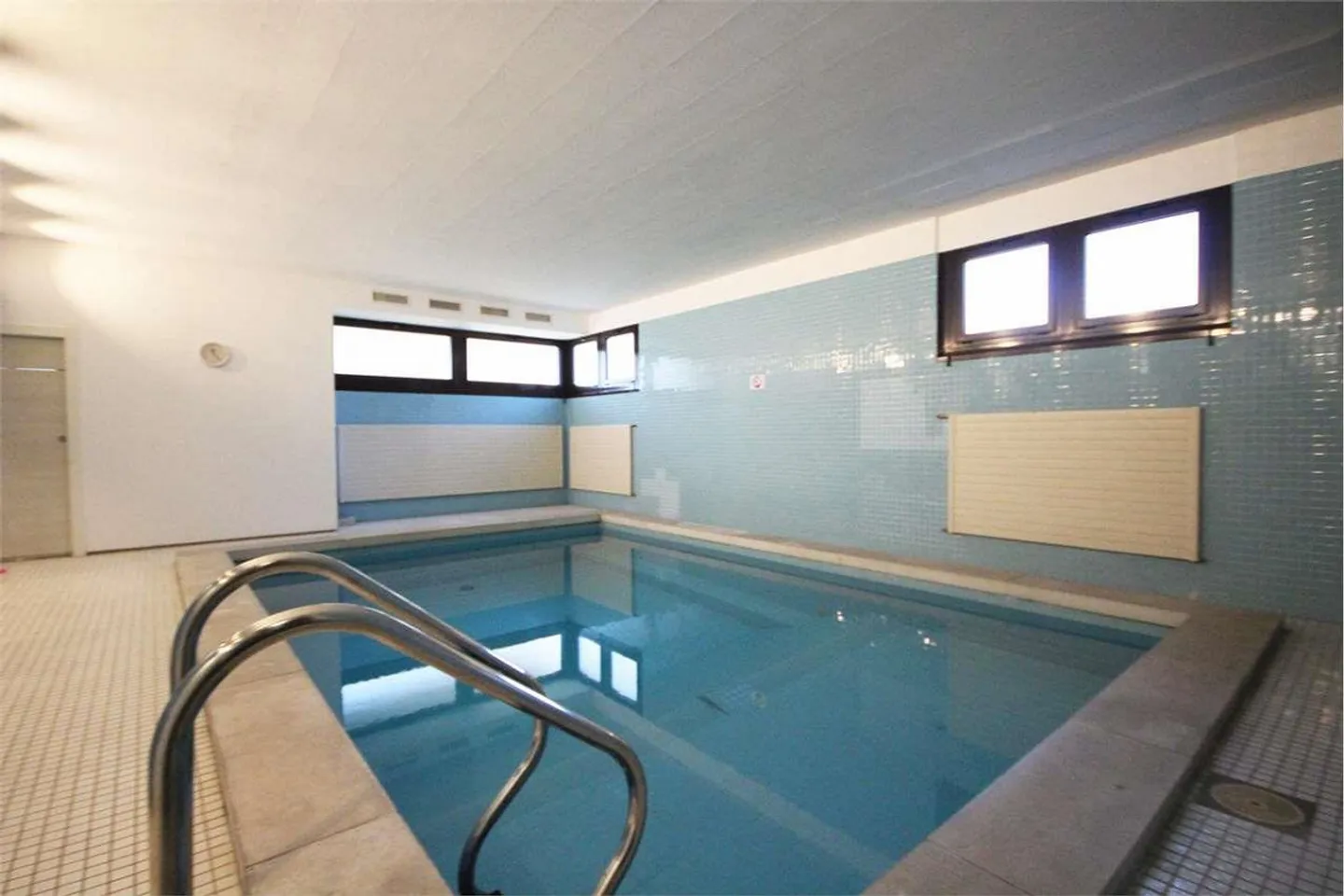 Spacious apartment in a condominium facing the lake with swimming pools - Photo 7 of 13