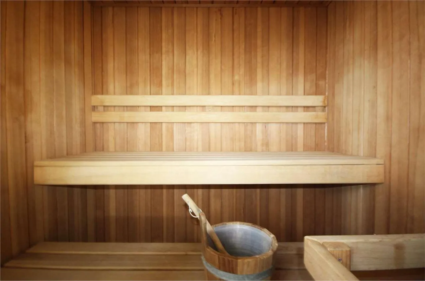 Spacious apartment in a condominium facing the lake with swimming pools - Photo 8 of 13