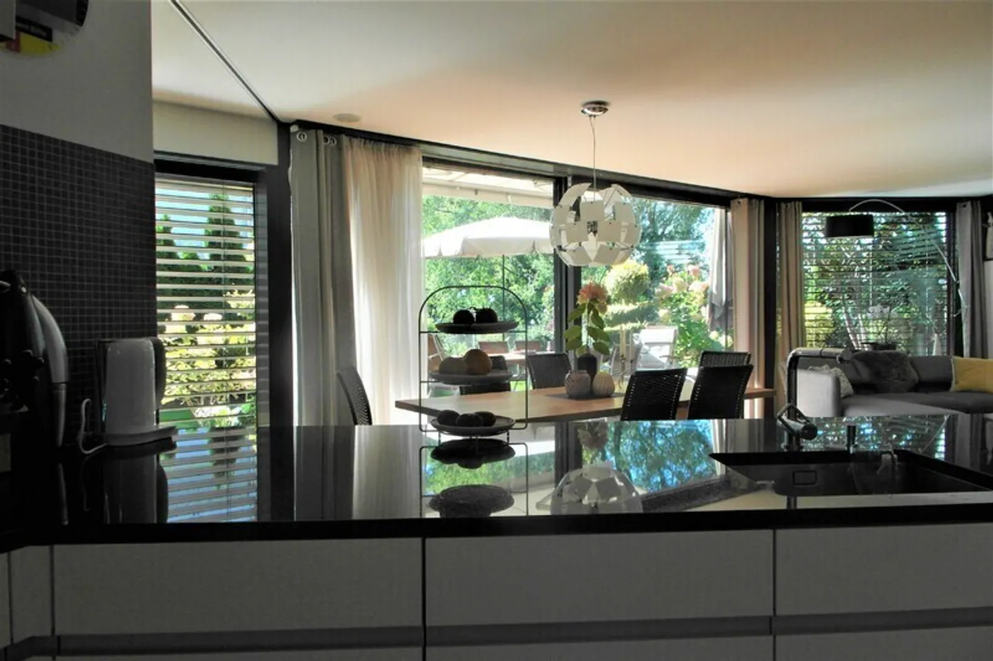 Modern Apartment with Lake View - Photo 4 of 8