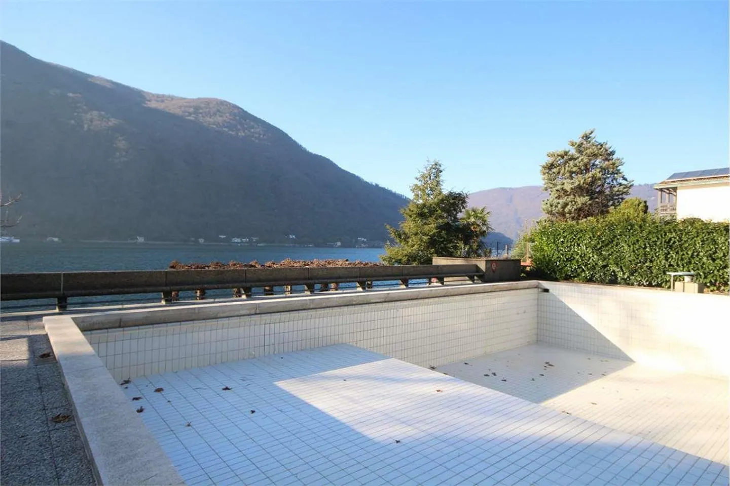 Spacious apartment in a condominium facing the lake with swimming pools - Photo 9 of 13