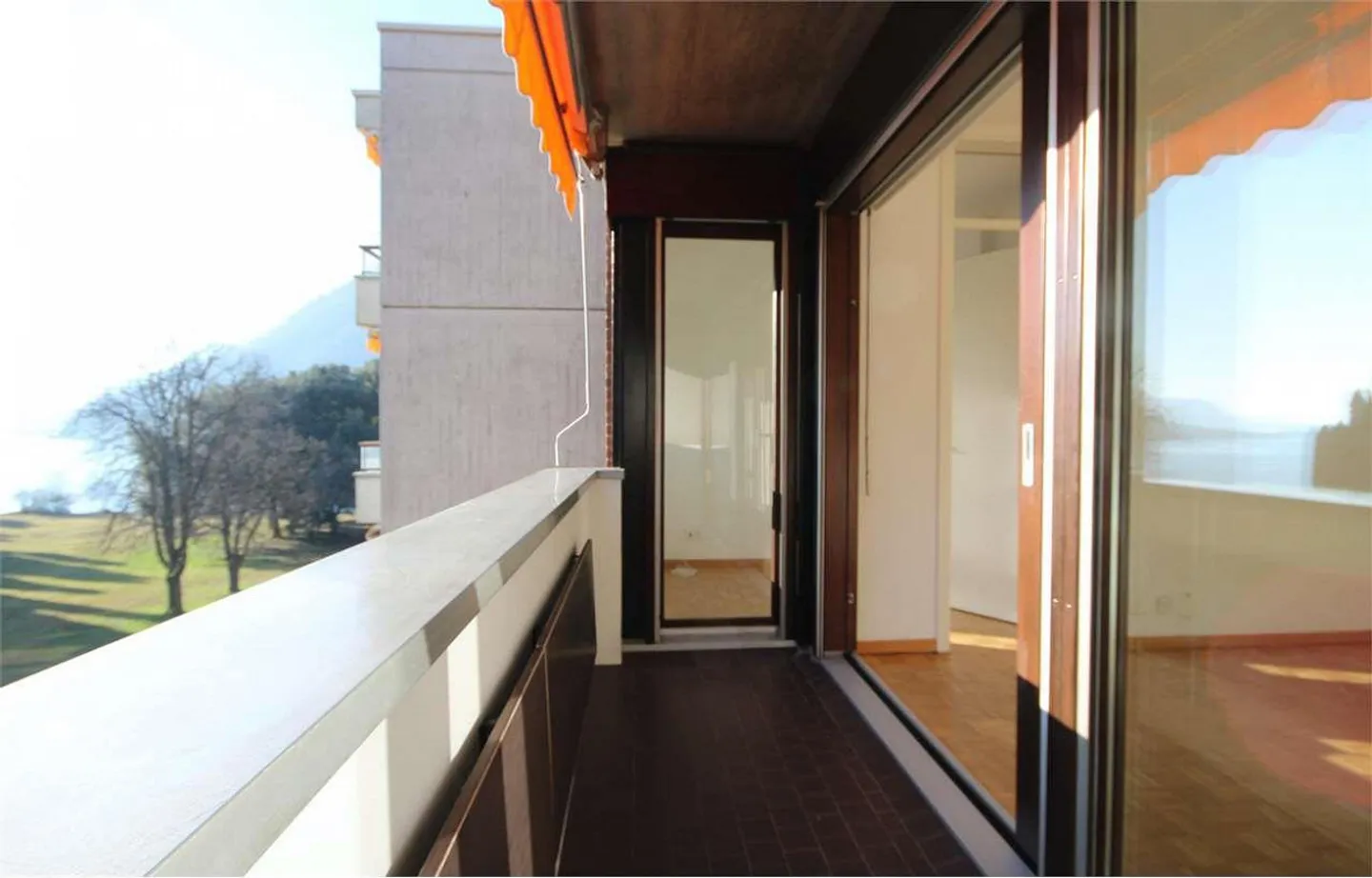 Spacious apartment in a condominium facing the lake with swimming pools - Photo 1 of 13