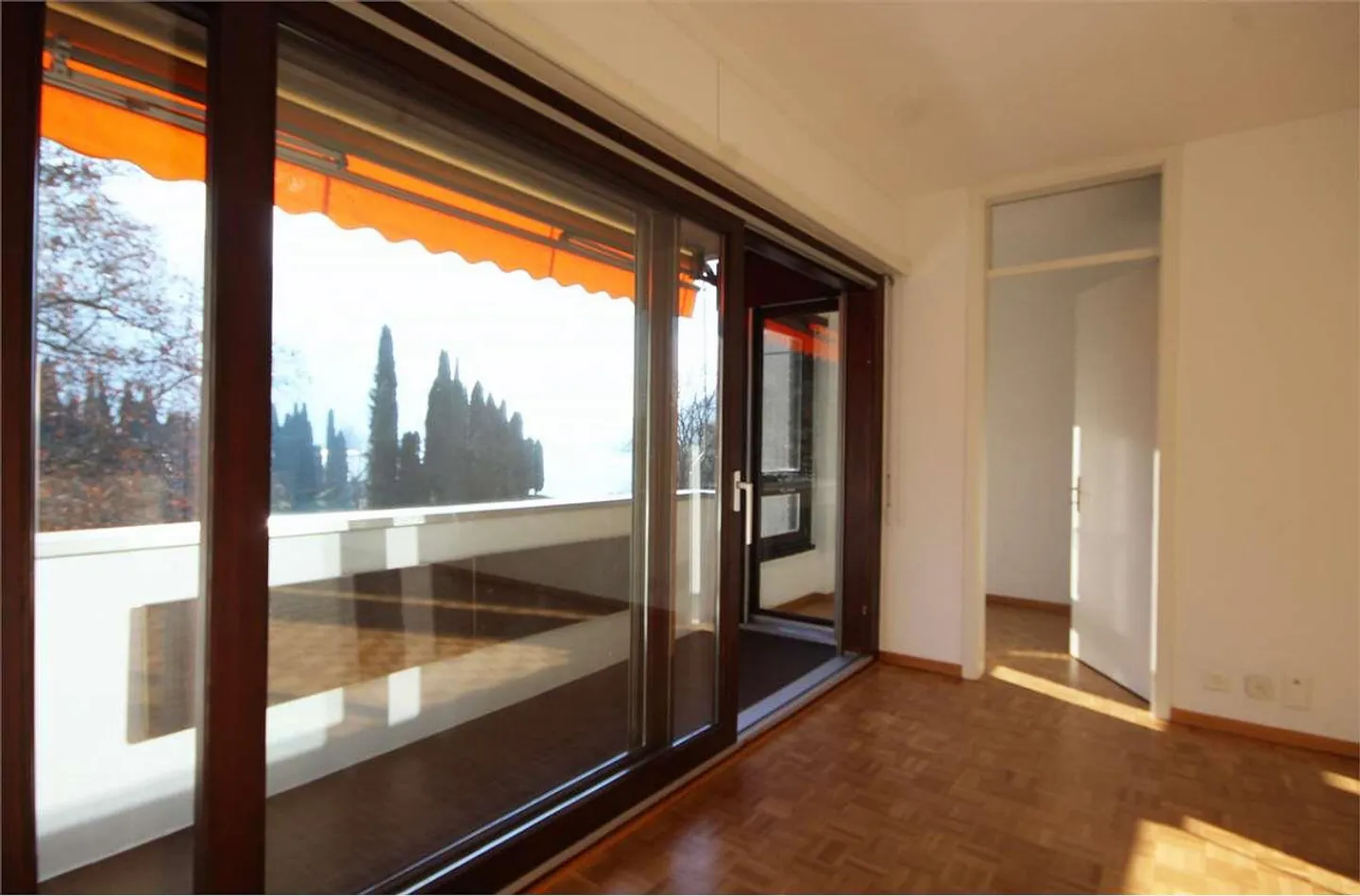 Spacious apartment in a condominium facing the lake with swimming pools - Photo 2 of 13