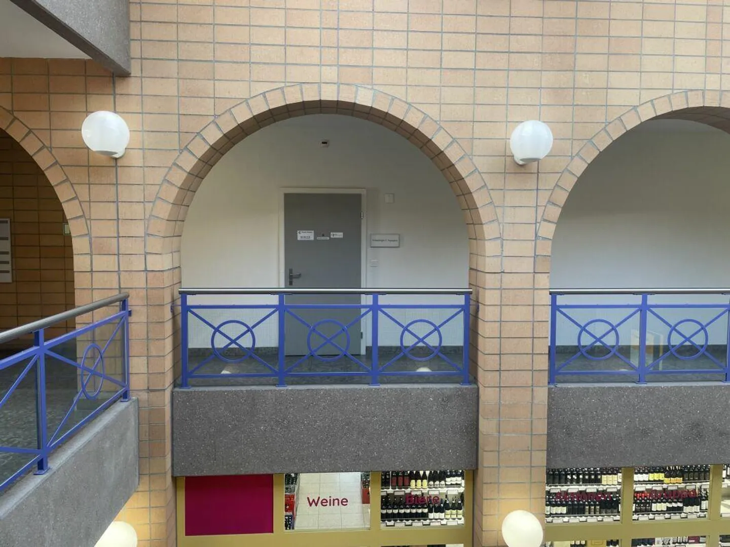 Spazi per studi attraenti e luminosi in posizione centrale - Foto 9 di 11