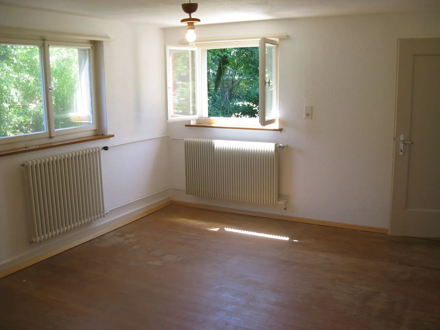 Charmantes 4-Zimmer-Einfamilienhaus mit grossem Umschwung - Foto 6 di 9