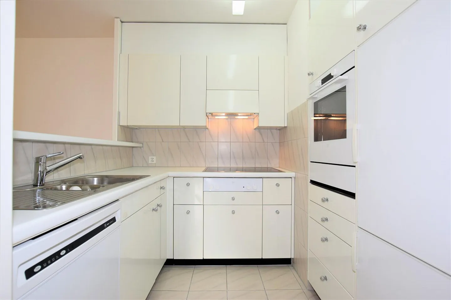 Charming Apartment with Parkett - Photo 2 of 6