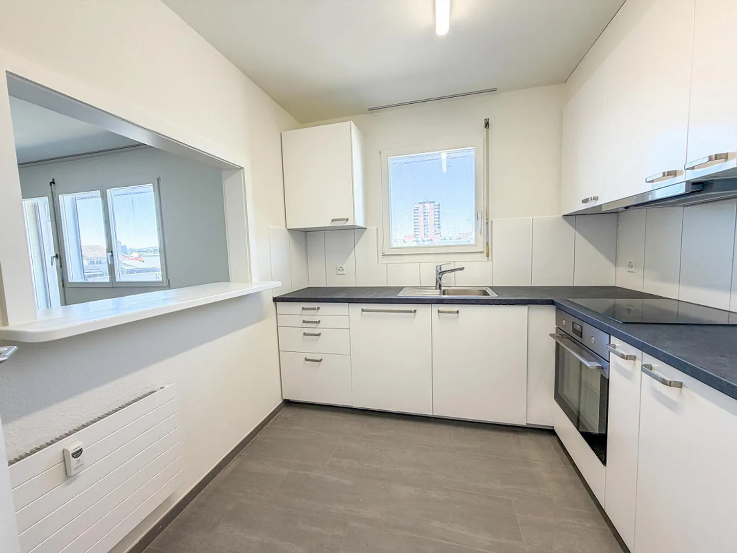 Appartement penthouse moderne de 2 pièces avec grande terrasse près de la foire de Bâle - Photo 3 sur 12