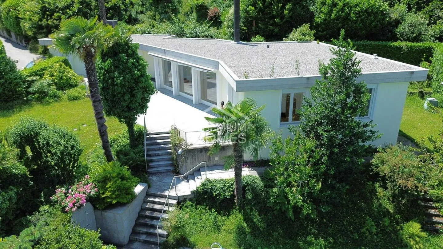 A Charming Refuge with Lake View - Photo 3 of 6