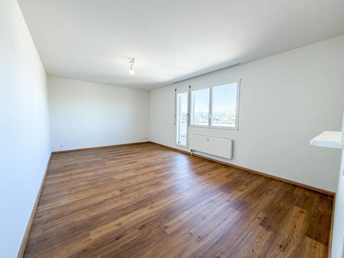 Appartement penthouse moderne de 2 pièces avec grande terrasse près de la foire de Bâle - Photo 5 sur 12