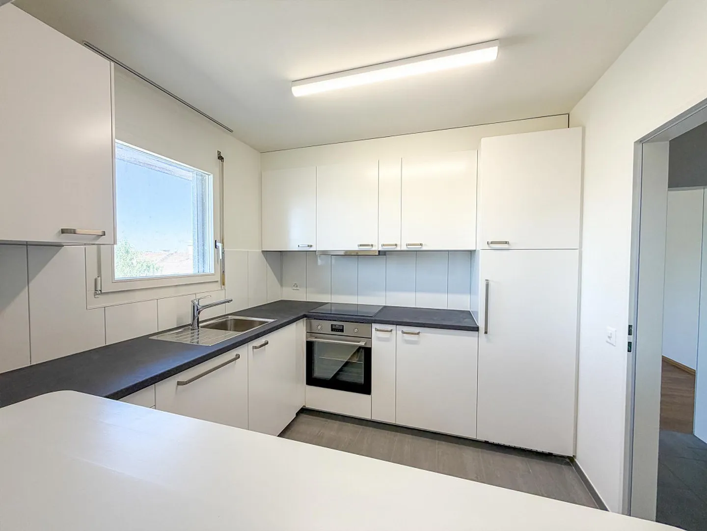 Appartement penthouse moderne de 2 pièces avec grande terrasse près de la foire de Bâle - Photo 2 sur 12