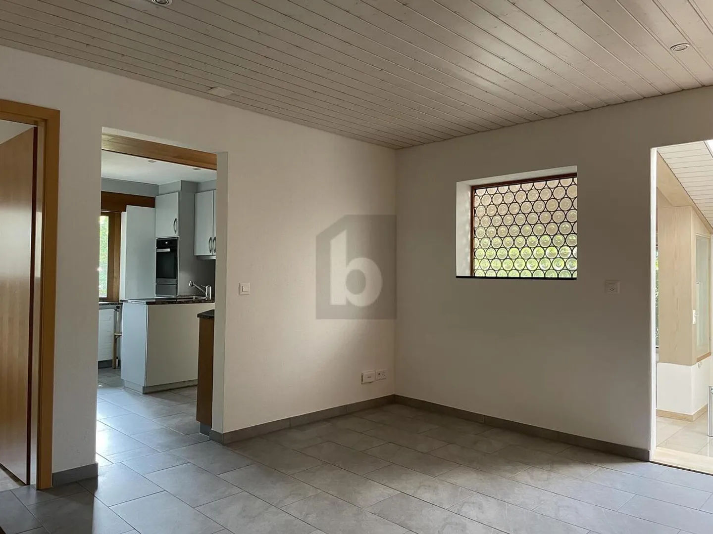 FRESHLY RENOVATED WITH GARDEN - Photo 5 of 6