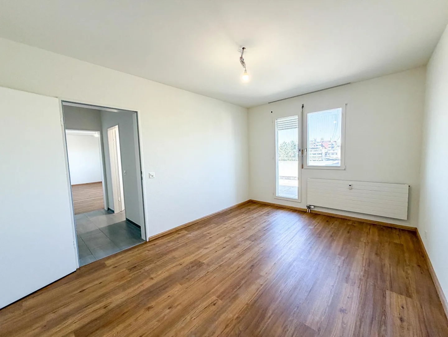 Appartement penthouse moderne de 2 pièces avec grande terrasse près de la foire de Bâle - Photo 6 sur 12