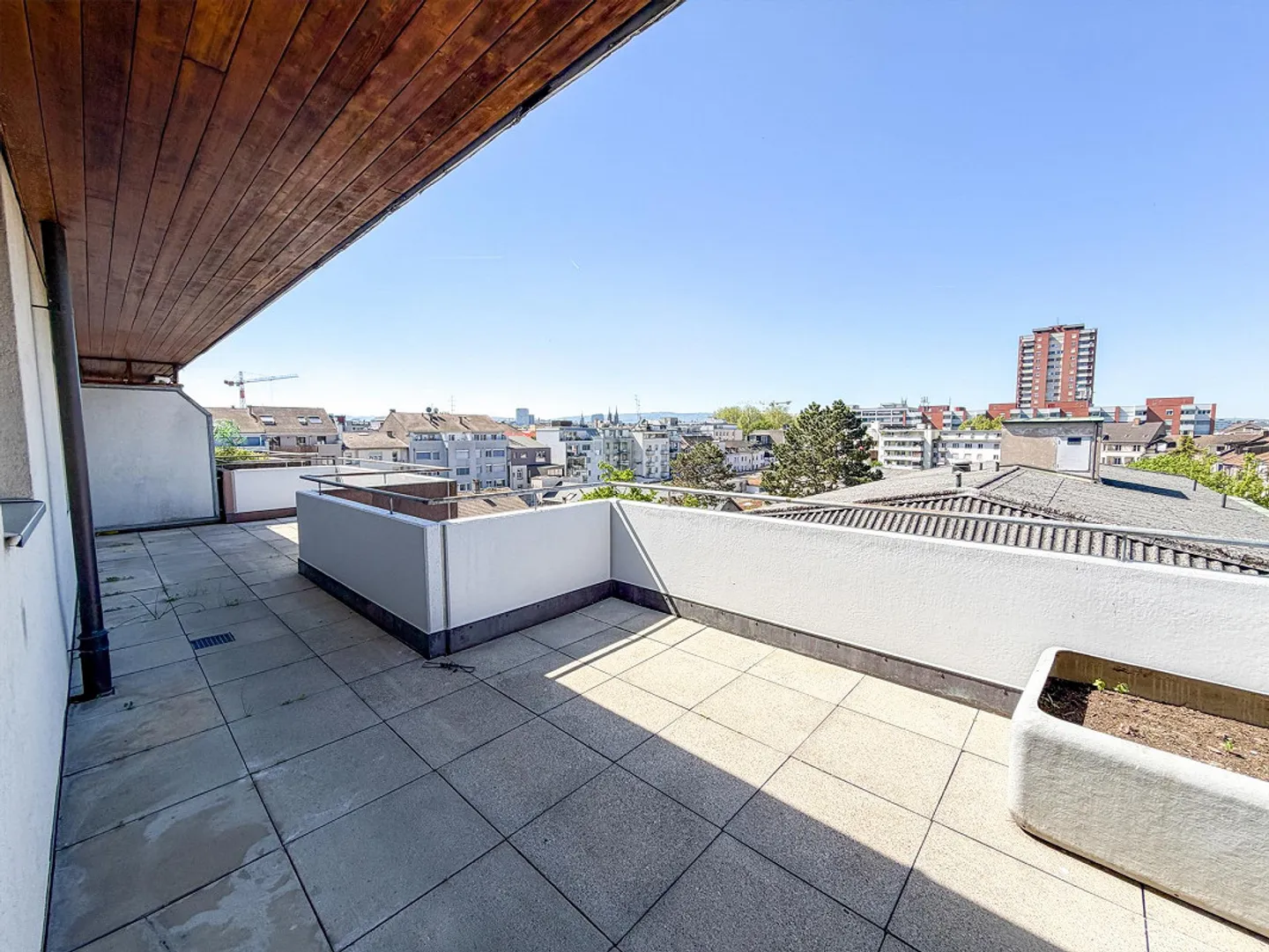 Appartement penthouse moderne de 2 pièces avec grande terrasse près de la foire de Bâle - Photo 9 sur 12