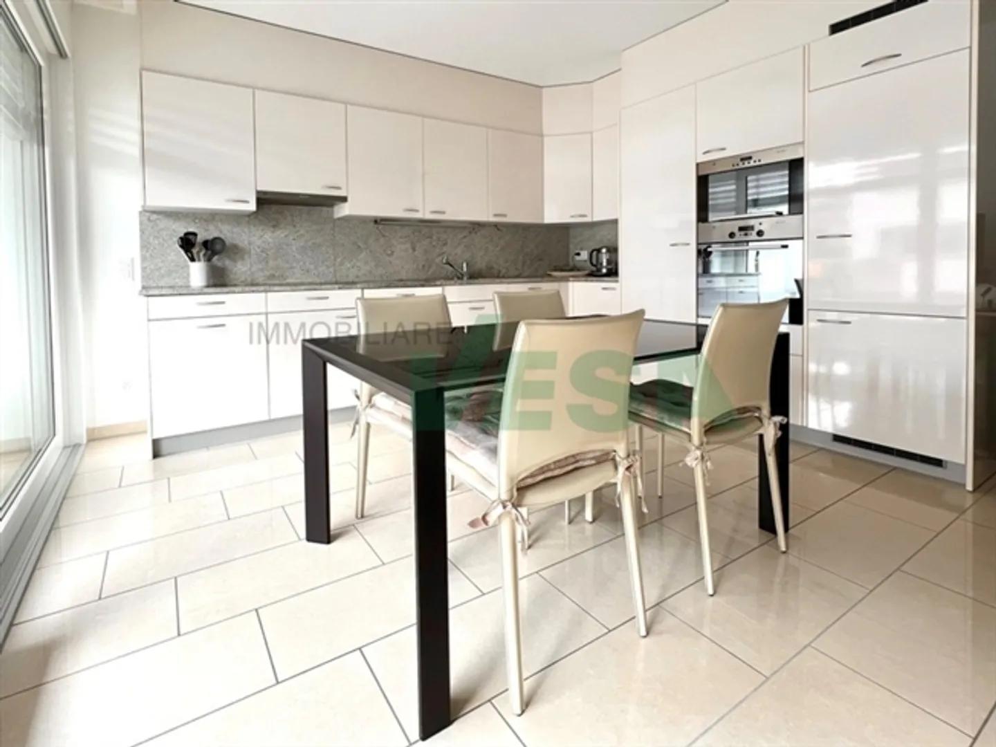 Luminoso appartamento di 3,5 stanze in una posizione molto comoda - Foto 3 di 11