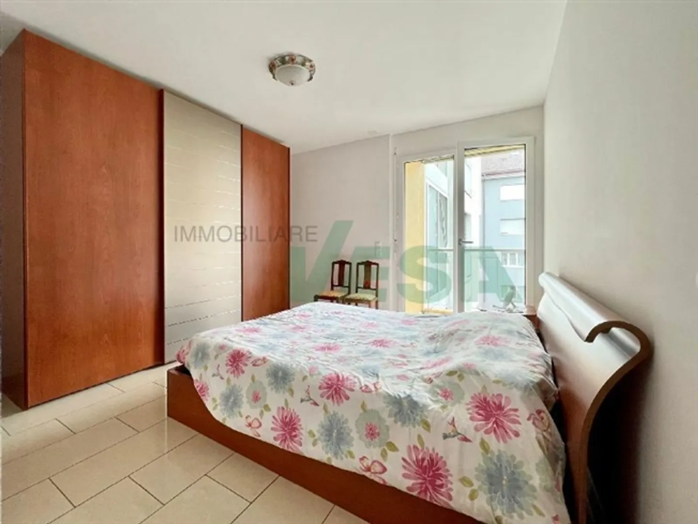 Luminoso appartamento di 3,5 stanze in una posizione molto comoda - Foto 4 di 11