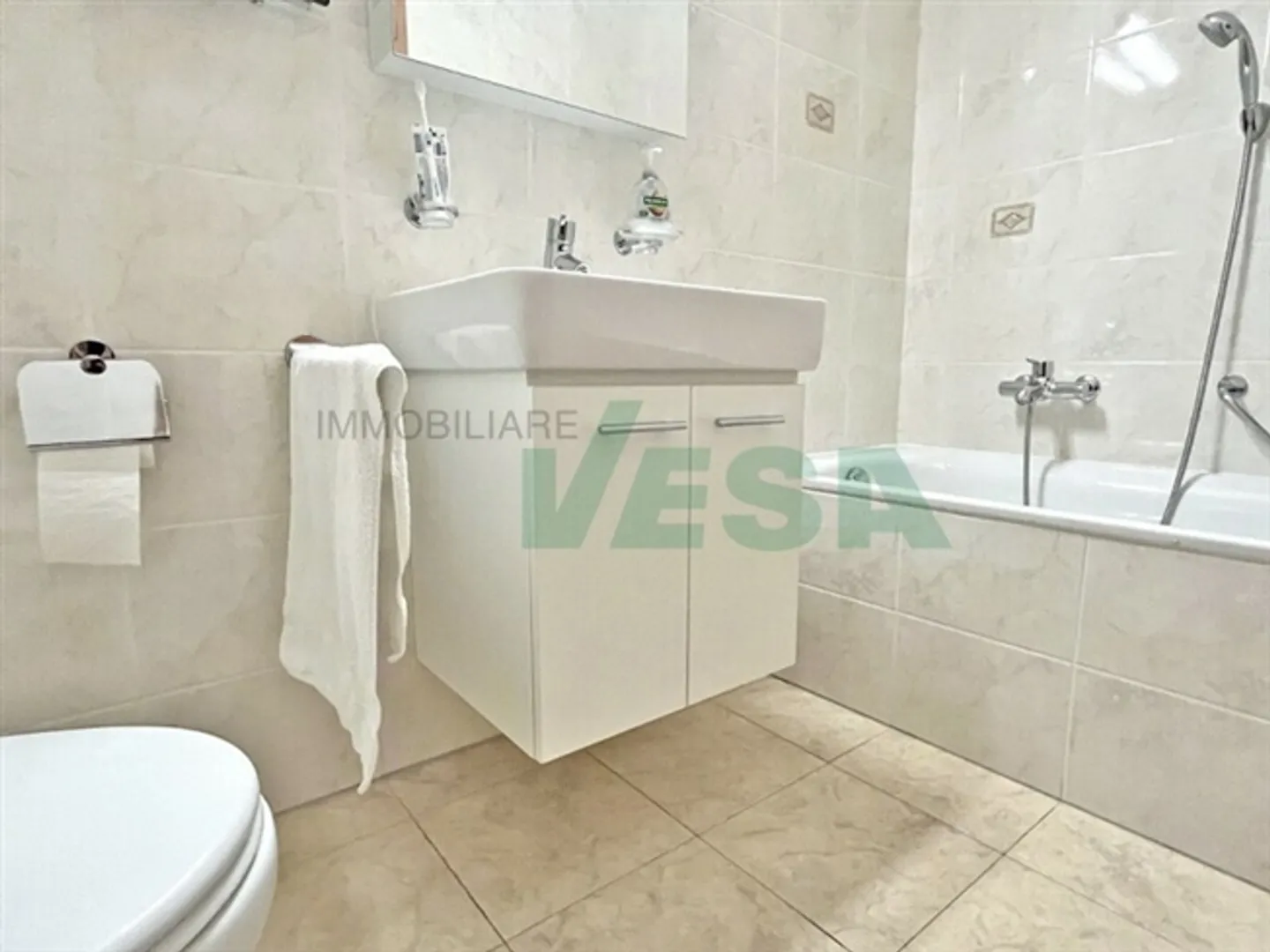 Luminoso appartamento di 3,5 stanze in una posizione molto comoda - Foto 6 di 11