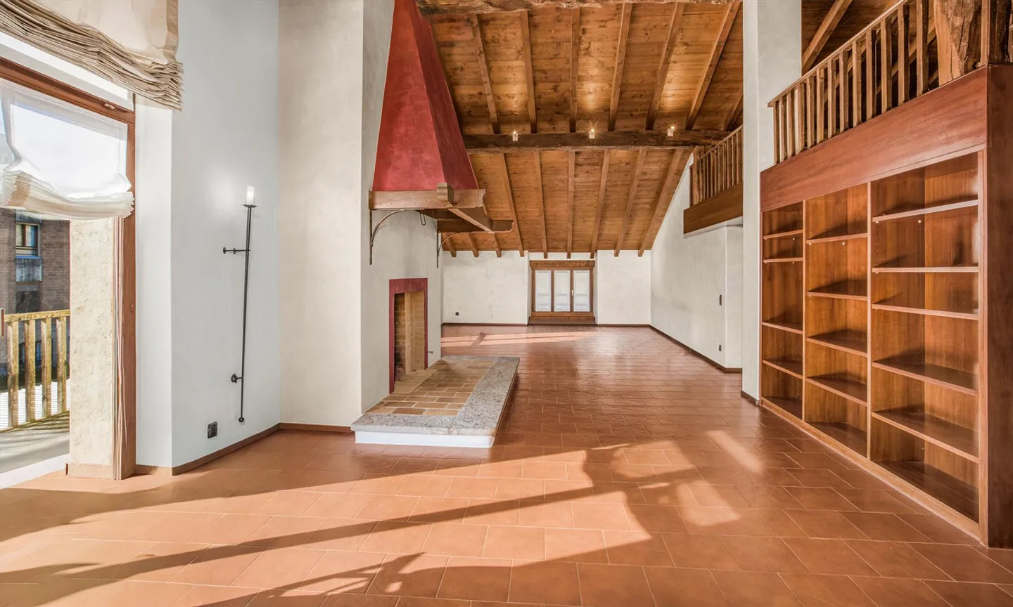 SPLENDIDE ATTICO MANSARDATO DE 5,5 PIÈCES DE 190 M² À MAGLIASO - Photo 2 sur 9