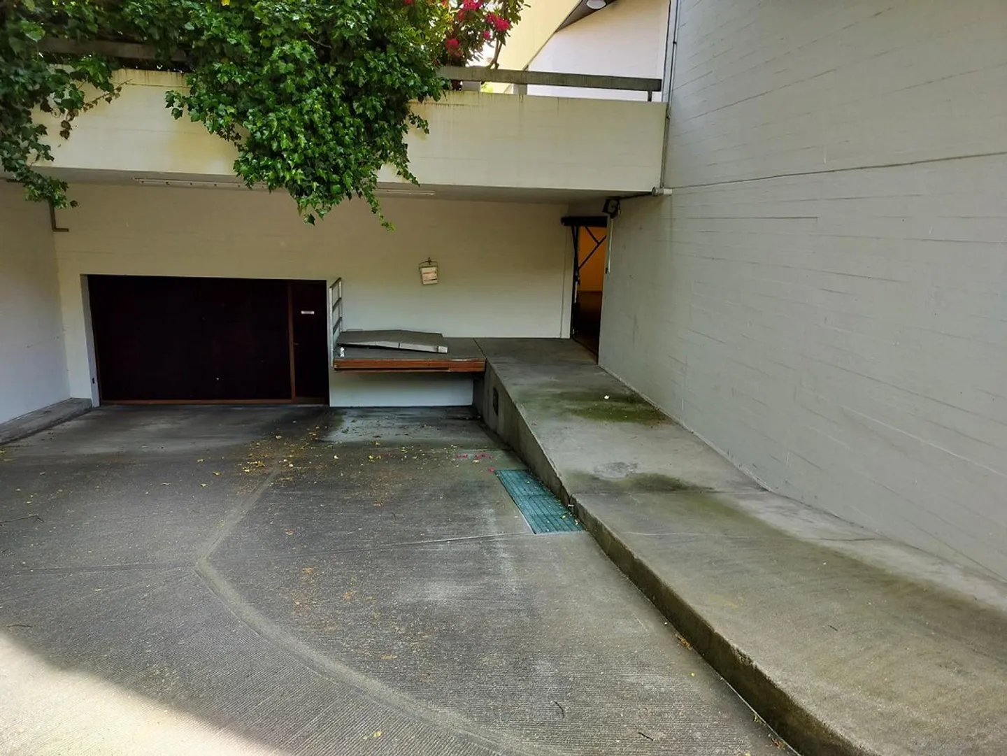 Storage room with access ramp for rent - Photo 6 of 11