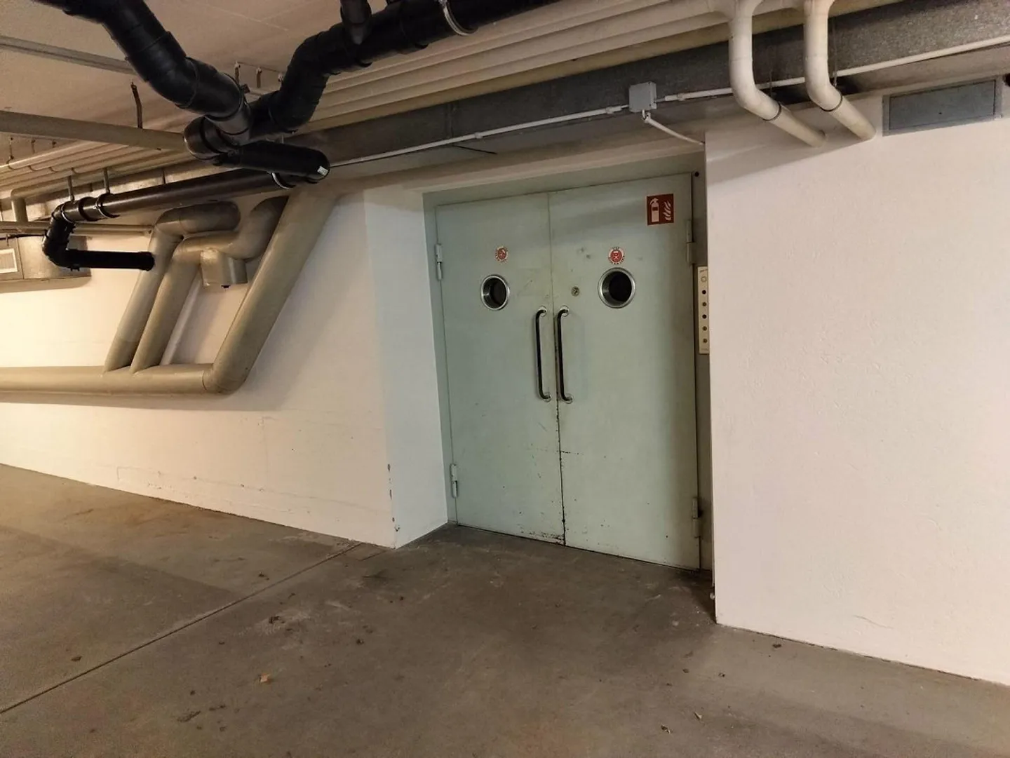 Storage room with access ramp for rent - Photo 5 of 11