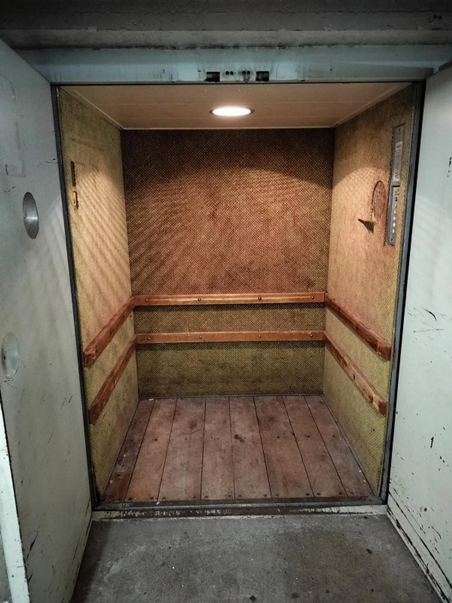 Storage room with access ramp for rent - Photo 8 of 11