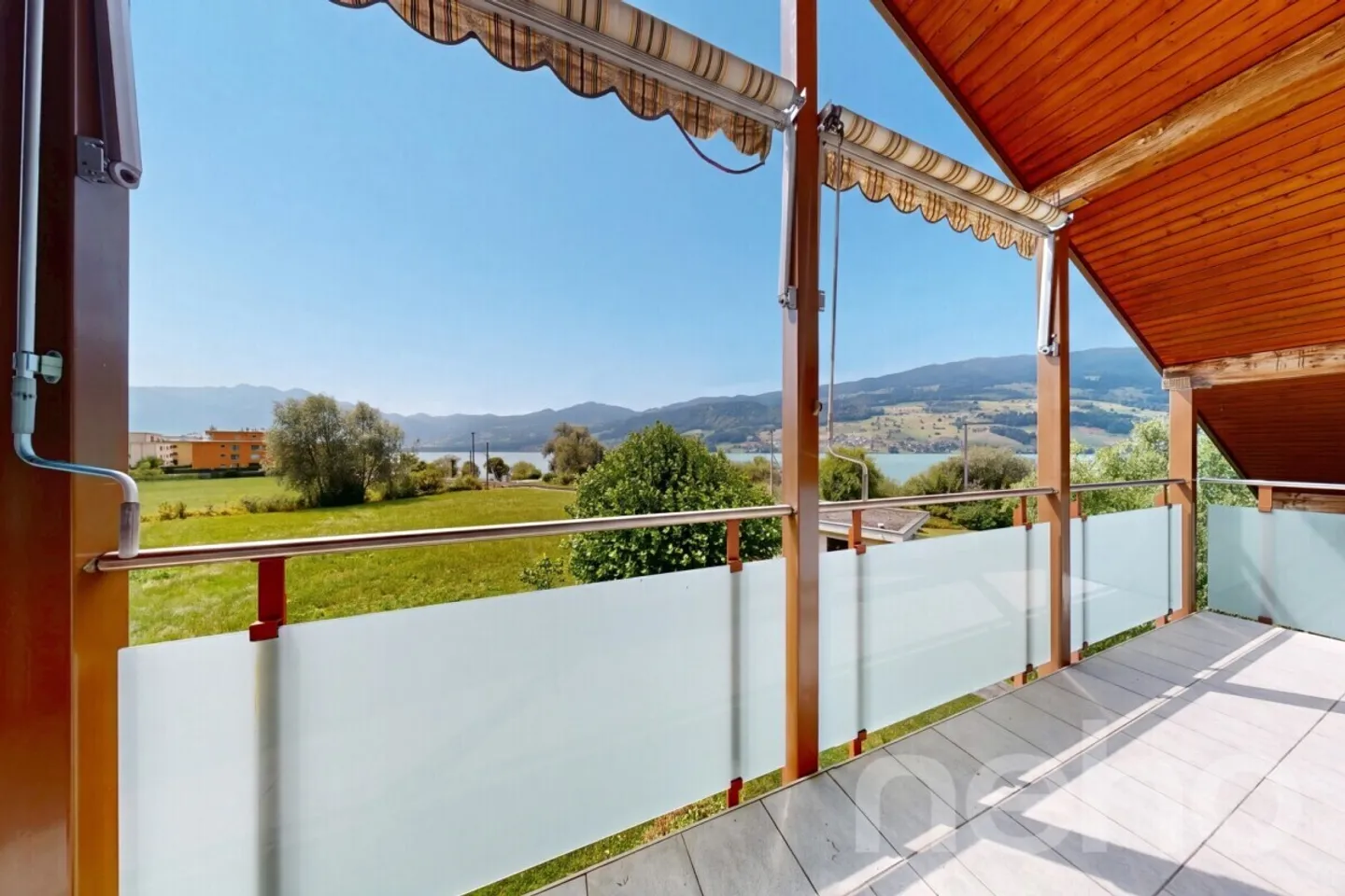Charming penthouse apartment with lake view and two balconies - Photo 4 of 12
