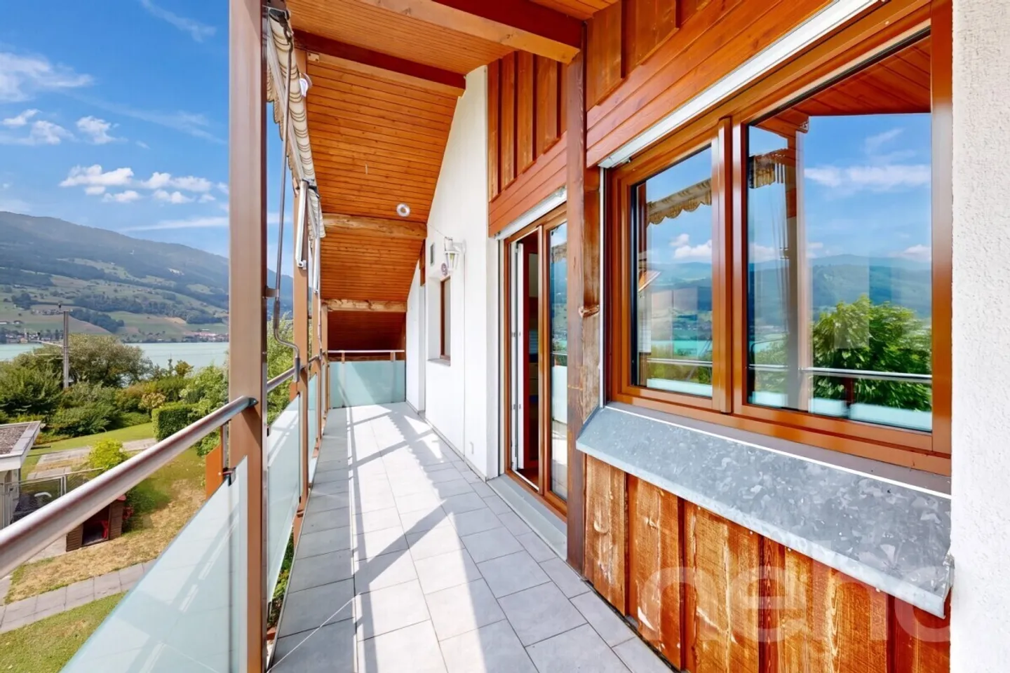 Charming penthouse apartment with lake view and two balconies - Photo 5 of 12