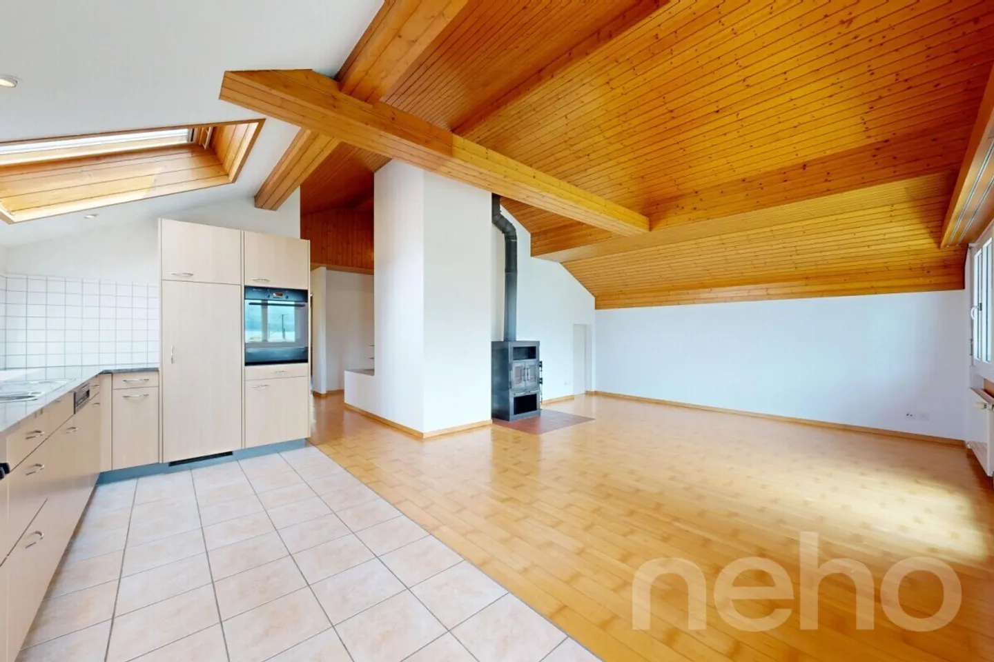Charming penthouse apartment with lake view and two balconies - Photo 2 of 12