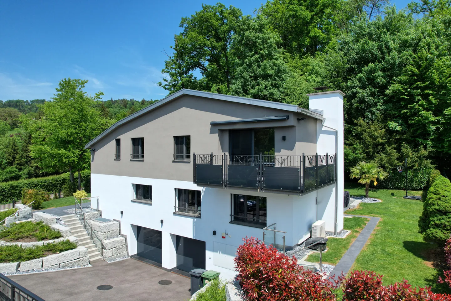 Top renovated 5.5-room single-family house with large garden - Photo 3 of 9