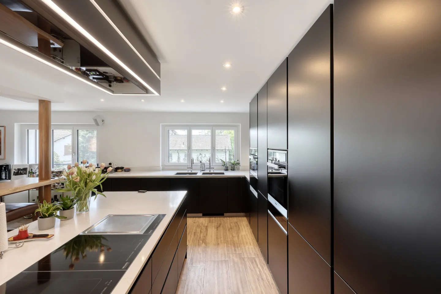 Top renovated 5.5-room single-family house with large garden - Photo 4 of 9