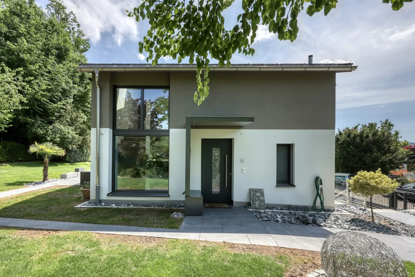 Top renovated 5.5-room single-family house with large garden - Photo 1 of 9