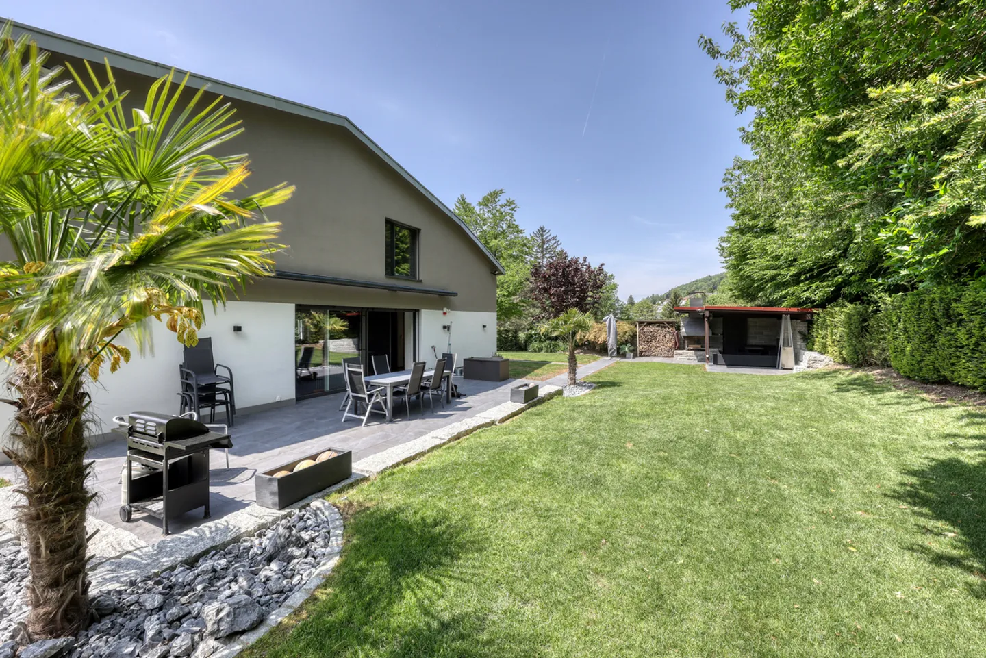 Top renovated 5.5-room single-family house with large garden - Photo 2 of 9