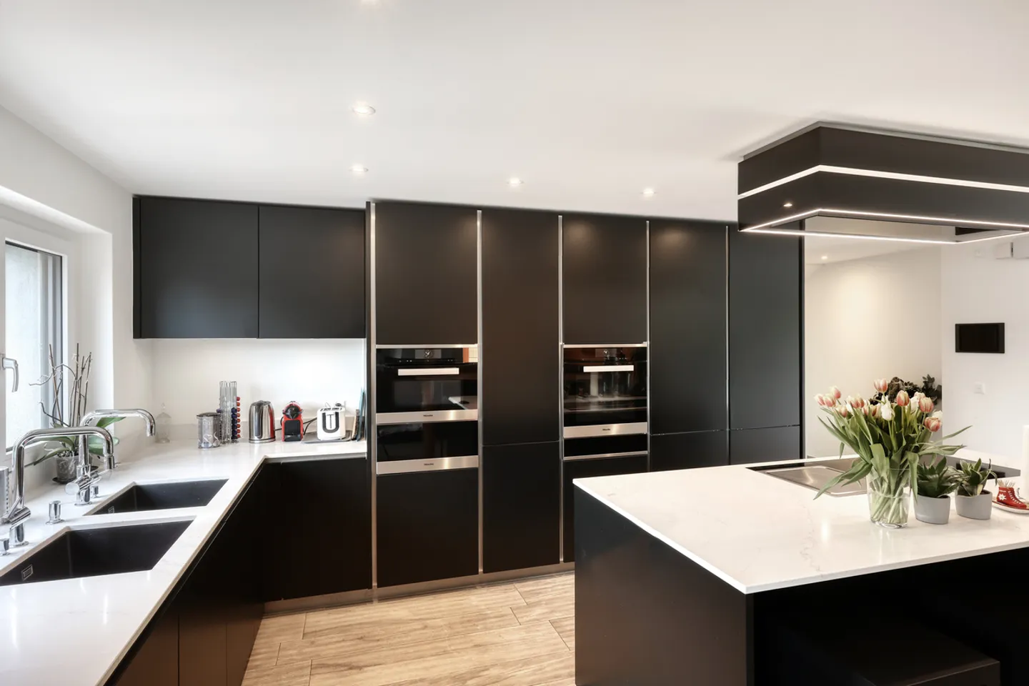 Top renovated 5.5-room single-family house with large garden - Photo 5 of 9